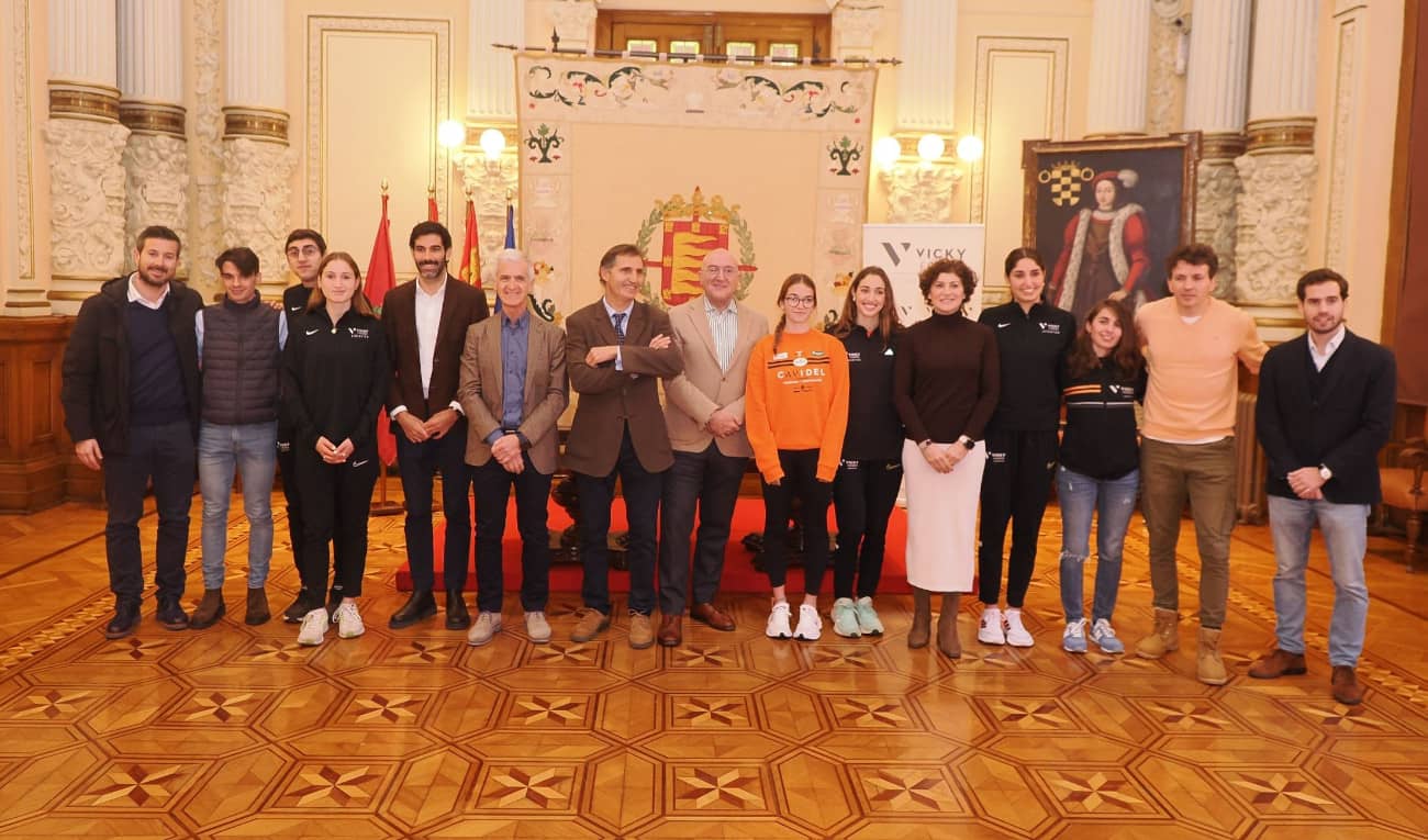 Miembros de la Fundación Vicky Foods presentes en el reconocimiento al Vicky Foods Athletics en Valladolid